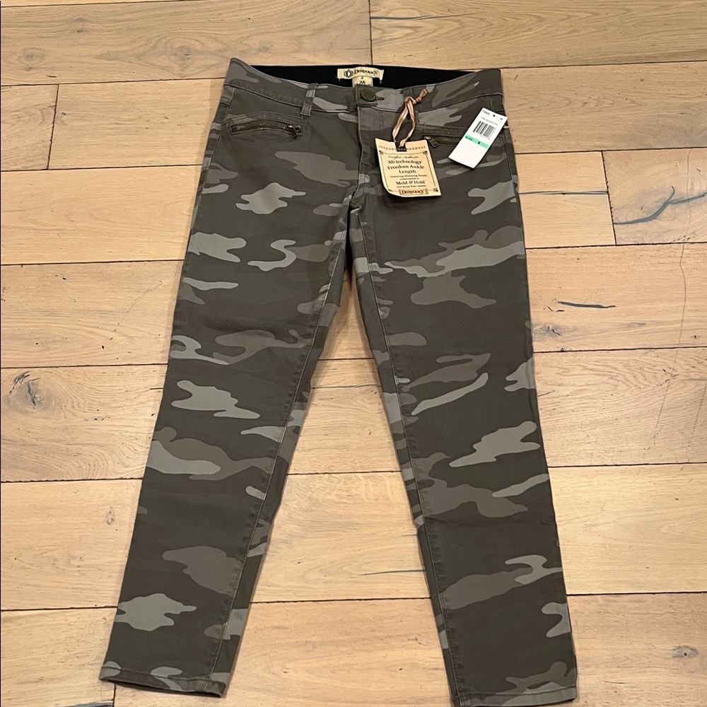 Democracy  Ab technology camouflage jeans, NWT, 8